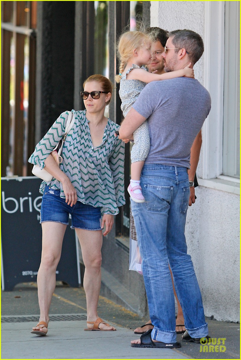 Amy Adams bersantai bersama tunangan.